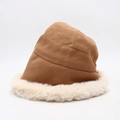 Cappello da pescatore invernale in pelle scamosciata marrone con bordo in ecopelliccia - Taglia unica / Khaki 1 (Marrone con pelliccia bianca)