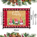 Detalle de mantel individual navideño con gnomos y borde de cuadros rojos y negros - Estilo 12