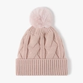 Gorro de punto rosa para mujer con patrón de trenzas gruesas y gran pompón de piel - Rosa