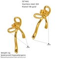 Orecchini a fiocco placcati oro 18 carati in acciaio con misure dettagliate - Stile Fiocco Dorato (SE746M)