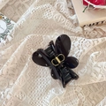 Vue détaillée d'une pince à cheveux papillon noire avec ressort doré sur dentelle - Fermoir papillon / Env. 8cm / Chocolat