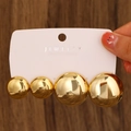 Lot de quatre boucles d'oreilles boules dorées géométriques sur carte de bijoux - Ensemble 2 Paires / Or Rond (6909)