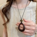 Détail d'un pendentif goutte en résine rétro avec perle léopard sur cordon noir - 24# Collier-Café