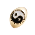 Dettaglio macro di un anello dorato con design a cuore Yin Yang bianco e nero - Aperto Regolabile / Nero & Bianco