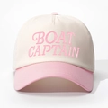 Dettaglio del ricamo BOAT CAPTAIN sul berretto in cotone bianco sporco e rosa - Regolabile / Bianco Sporco e Rosa