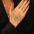 Bracelet manchette argenté en spirale avec finition polie sur main de mannequin - Chaîne de dos de main spirale blanc K (6299)
