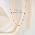 Detail von rosa facettierten Steinen und Goldperlen auf einer 41+5 cm Edelstahl Halskette - Rhodochrosit Halskette