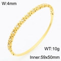 Bracciale rigido in acciaio placcato oro 18K con stelle cave e diamanti lucidi - Stile Stella Incrociata (KB210545-KSZ)