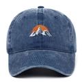 Dettaglio del ricamo di montagna su un cappello da baseball in cotone blu lavato - Taglia unica / Blu navy