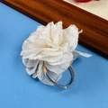 Elegante anello con fiore in tessuto color crema e fascia in metallo argento - Bianco