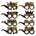 Set mit 8 bunten 2026 Happy New Year Partybrillen aus Papier mit glitzernden Designs - Neujahr Kunst Dekobrillen