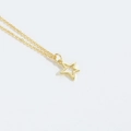 Elegante collana dorata con ciondolo a stella traforata e catena a O su sfondo bianco - Pentagramma Svuotato (Liscio)