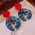 Boucles d'oreilles rétro avec disques rouges et feuilles émaillées bleues sur lin beige - Boucles d'oreilles texture florale rouge et bleu