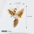 Ciondolo colibrì dorato con grande gemma trasparente e cristalli colorati su sfondo bianco - Colibrì con coda di zircone colorato