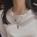 Collana con perline in acciaio argentato con pendente a coniglio e targhetta quadrata - Collana a Catenella con Ciondolo a Forma di Coniglietto in Metallo Argento