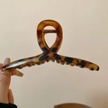 Close-up of tortoise shell large hair claw clip with amber resin texture held by hand - Straight Bar Tortoise Style (4# Hair Claw-Coffee-Bar)