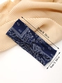 Nahaufnahme von dunkelblauem Paisley-Sportstirnband mit Größenangaben 21cm mal 9cm - Dunkelblaues Paisley
