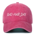 Détail de la broderie 3D BAD HAIR DAY sur une casquette de baseball rose délavé vintage - Taille unique / Rouge Rose