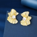 Orecchini a foglia di ginkgo placcati oro 18K con zircone quadrato e pavé di piccole pietre - Stile Petalo Dorato (G020193ER40000)