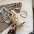 Schicke cremefarbene Flecht-Eimertasche mit Goldbeschlägen und Trageriemen aus Leder - Beige