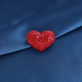 Squisita spilla a cuore rosso con strass pavé su tessuto di seta blu scuro - Spilla Cuore Rosso (XD823037)
