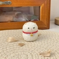 Dettaglio di gatto in legno scolpito a mano con campanello dorato su base tessuta - Gatto con Campanello Bianco e Nero Piccolo