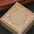 Dettaglio del bracciale a cuore dorato con cristalli viola su portagioie beige - Cuore Viola (2#爱心)