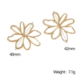 Dettaglio degli orecchini a fiore traforato in oro 18k con indicazioni di 40mm e 42mm - Oro (ER139-G)