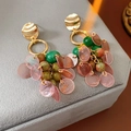 Primer plano de pendientes vintage bohemios con cuentas verdes y colgantes rosas - Pendientes De Borla (Pin De Plata-Dorado)