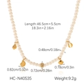 Dimensiones detalladas del collar de perlas con dijes de concha dorada y colgantes - Estilo de Colgante de Concha con Diamantes de Imitación (HC-N40535)