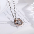 Drei-Ring-Anhänger-Halskette mit silbernen und roségoldenen Kreisen und Kristallakzent - Nur Anhänger / Roségold