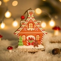 Nahaufnahme eines hölzernen Lebkuchenhaus-Weihnachtsschmucks mit LED-Licht und Details - Lebkuchenmann-Stil / A25-025 Lebkuchenmann Leuchtanhänger Haus