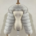 Detalle de bolero de piel sintética gris claro con costuras horizontales de gran volumen - Talla única / Gris