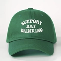 Detail van het SUPPORT DAY DRINKING borduursel op de groene katoenen baseballpet - Olijfgroen