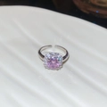 Detailansicht eines rosa Zirkonia-Rings mit Kristallen und Silber-Finish auf Keramik - Quadratischer Rosa Diamant-Stil (Ring-Silber-Rosa-Quadratisch)