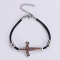 Dettaglio del bracciale intrecciato nero con croce d'argento e strass rossi lucidi - Acciaio Cordino Nero Zirconia Bianco