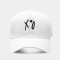 Dettaglio del ricamo XO su cappellino da baseball in cotone bianco con cuciture pregiate - Regolabile / Bianco