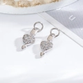 Vue rapprochée de pendentifs cœur en argent avec flèche et sertissage en pavé de cristal - Cœur Flèche de Cupidon / Argenté