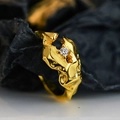 Anello d'oro con trama lavica e scintillante zircone tondo con incastonatura a quattro griffe - Argento 925 / Oro 18K (Singolo)
