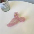 Detailansicht einer rosa Haarspange in Schmetterlingsform auf weißem Untergrund - Gelee Rosa