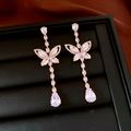 Dettaglio di lunghi orecchini a nappa a cuore con farfalle in zirconia e ciondoli a goccia - Oro-Bianco (1# Perno per orecchini in argento - Oro-Bianco)