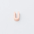 Gepolijste roségouden U-vormige metalen letterkraal met een spiegelglans - Letter U (XKZ007-Roségoud U)