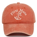 Détail de la broderie First Mate sur une casquette de baseball en coton délavé vintage - Orange