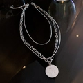 Collana multistrato in acciaio inossidabile argento con ciondolo a moneta su base scura - Ciondolo a Forma di Moneta Argento a Più Strati