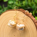Handgefertigte Schwanen-Ohrringe aus Golddraht mit weißen Barockperlen für Damen - Schwan