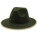 Chapeau fedora en laine vert foncé avec bordure beige sur un fond blanc neutre - Vert armée avec bordure beige