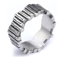 Dettaglio dell'anello in metallo industriale con superficie interna spazzolata e texture - US 7 / Stile Texture Industriale (15203)