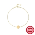 Detalle de la pulsera de plata S925 bañada en oro con colgante de disco grabado letra V - Letra V / Dorado