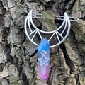 Detalle de pinza para el pelo de luna con cristal degradado sobre corteza de madera - Cristal Azul Púrpura