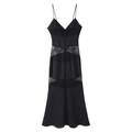 Elegantes schwarzes Satin-Trägerkleid mit V-Ausschnitt, Spitzenbesatz und engem Schnitt - S / Schwarz